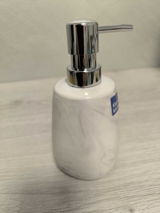 Дозатор за течен сапун и чашка