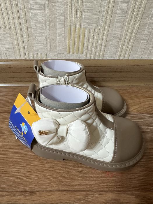 Обувь для девочек: 22, 23, 24, 25, 26 размеры; от 1000 тг до 4000 тг.