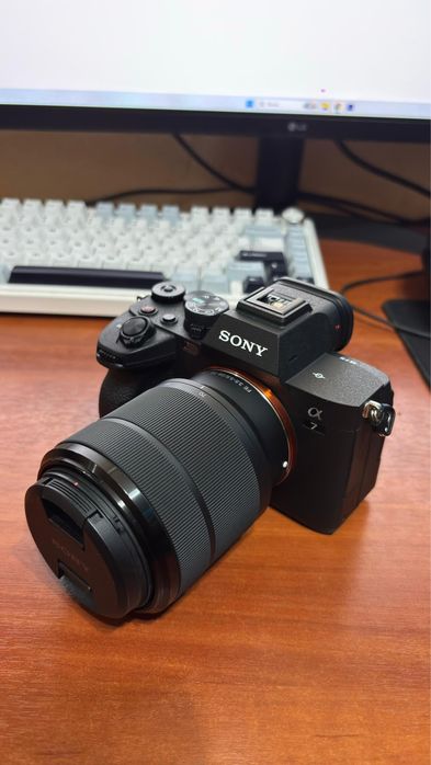 Sony a7/4 с объективом