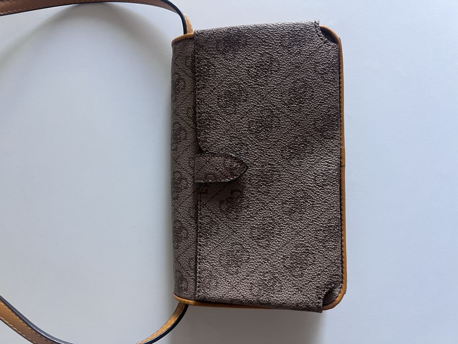 Чанта през рамо на Guess