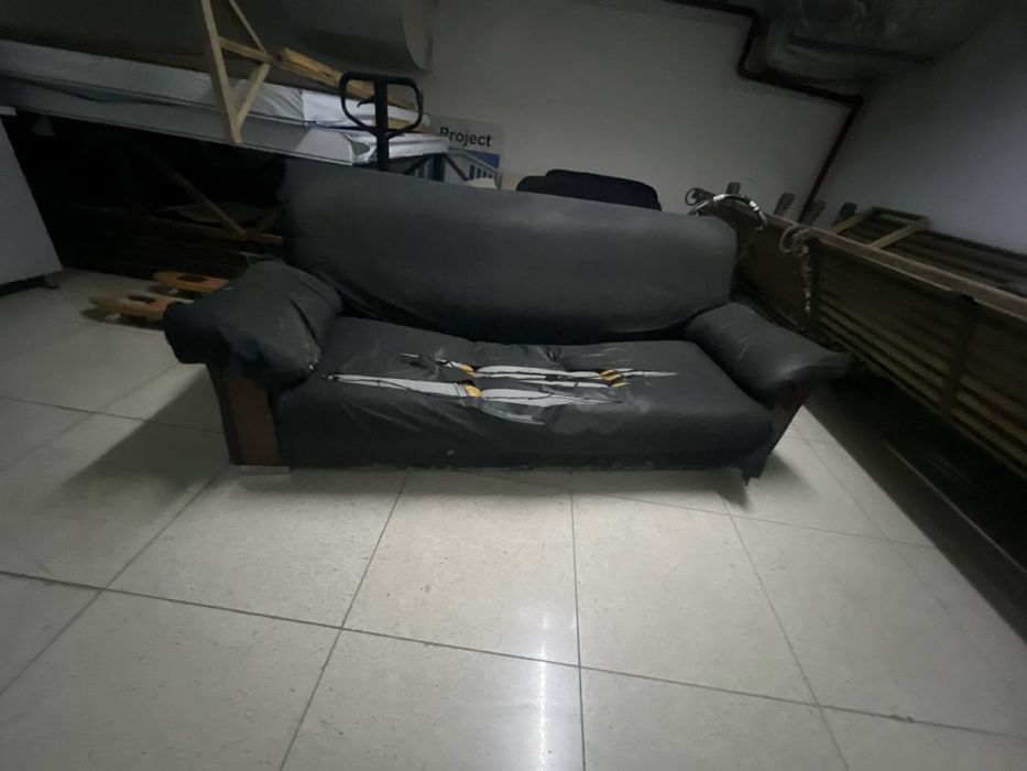 Devan, kreslosi 2ta komplekt ichki holati yaxshi.