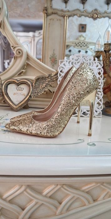 Pantofi aurii superbi