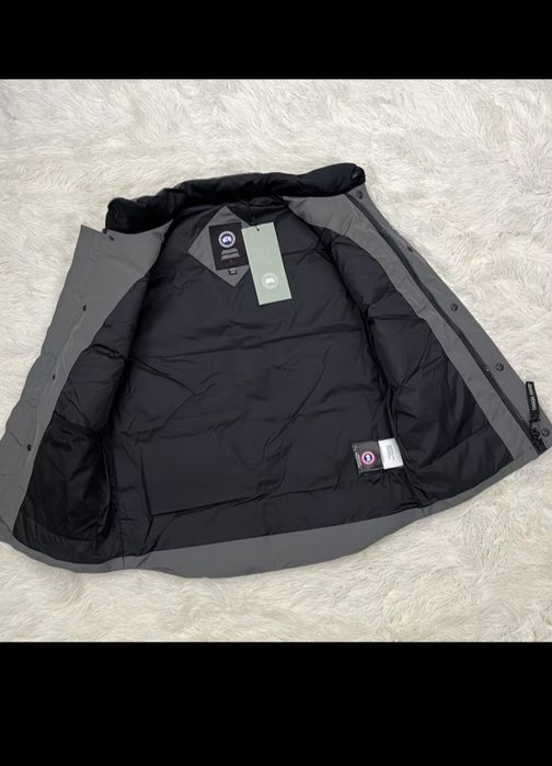 Продам парку безрукавку Canada goose
