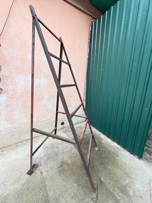 Металлическая переносная стремянка.