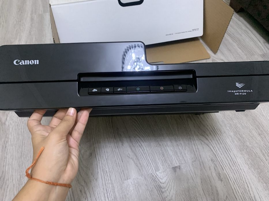Это сканер документов Canon imageFORMULA DR-F120 черного цвета.