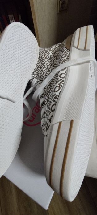 Високи кецове 39 номер.Нови.22лв.