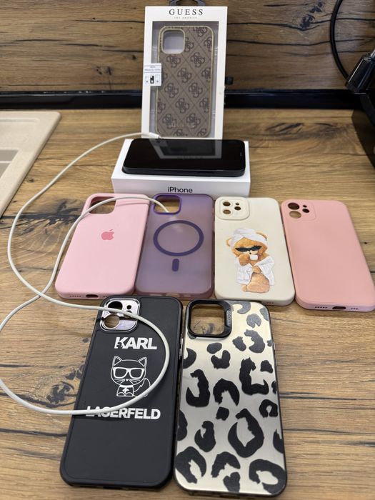 Iphone 12 + 7 кейса и кабел