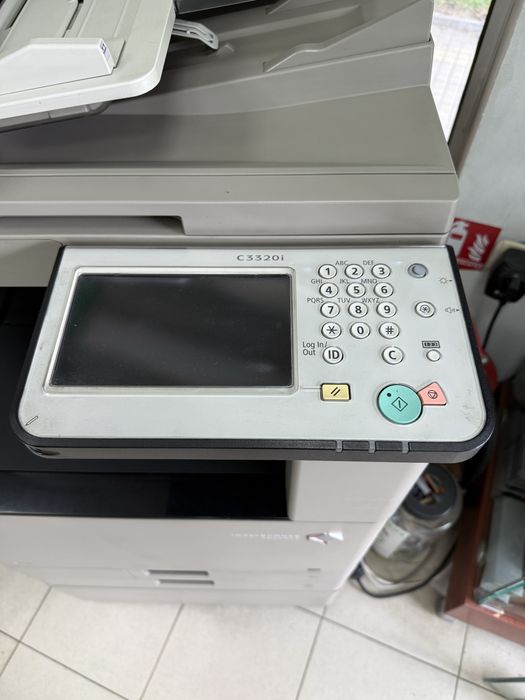 Продавам цветна копирна машина Canon C3320i