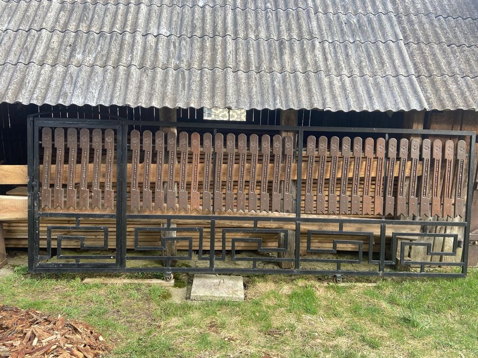 Poarta  si portita pe sina