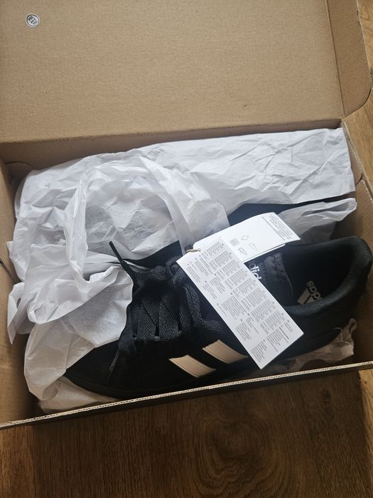 Продавам нови Adidas кецове