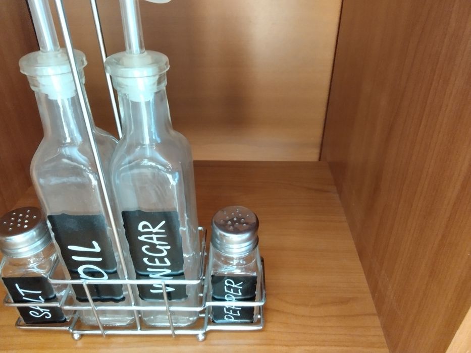 Чисто нов- комплект за маса, не използван изобщо с оригинална стойка