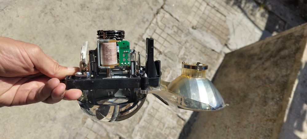 Продавам ксенонов фар БМВ Е83 на части