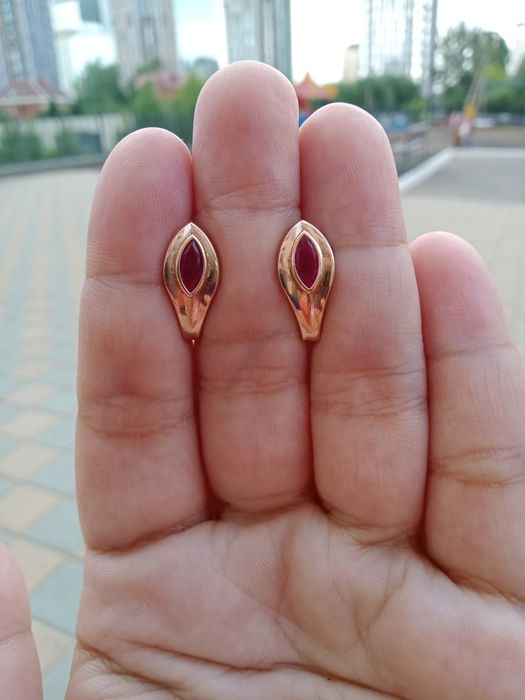 Продам серьги золотые.