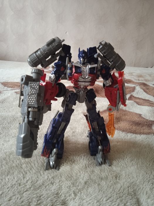 Продаю Робота-трансформера Оптимуса Прайма
