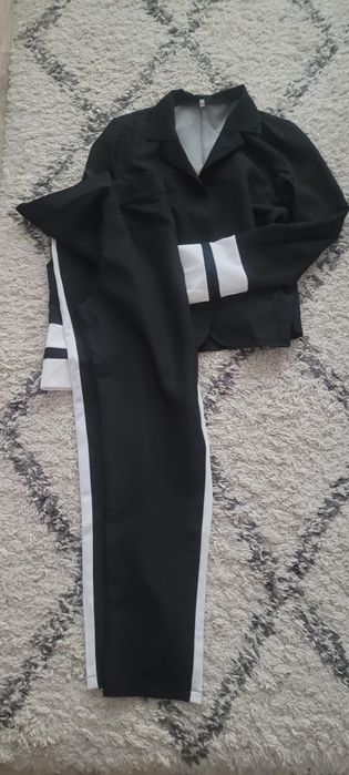 Vând compleu sacou și pantaloni