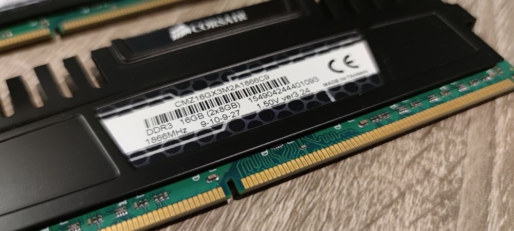 16 GB (2x8) DDR3 1866 MHz RAM Corsair Vengeance
