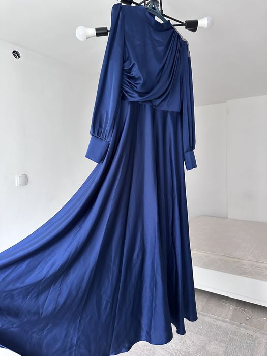 Продается платье в пол цвет электро