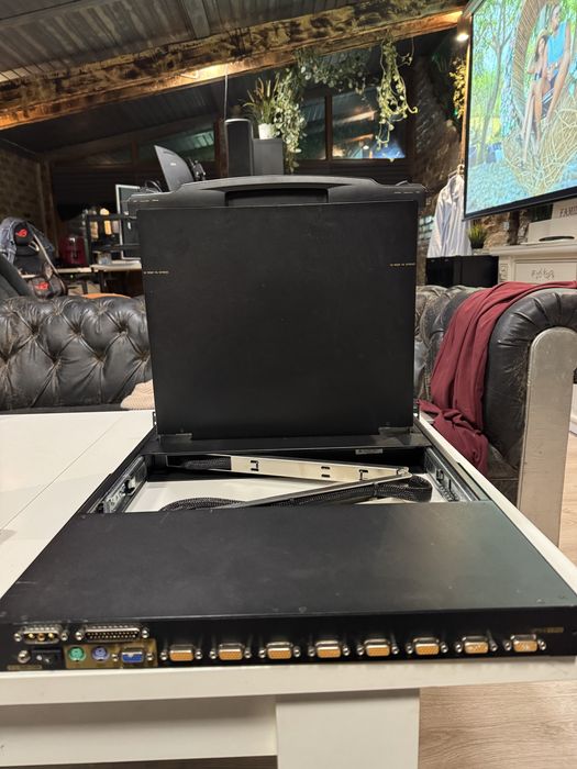 Consolă KVM Rack 17/19” LCD cu tastatură și touchpad – VGA – profesională