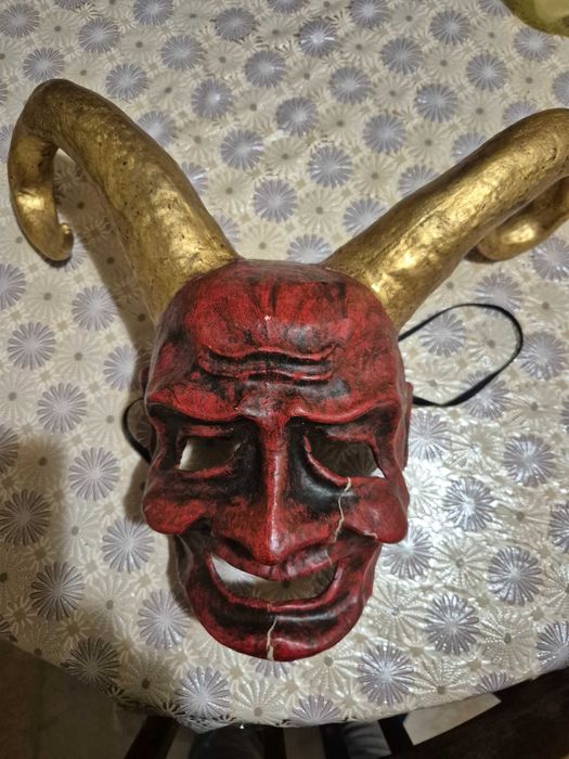 Маска на дявола с дълги рога