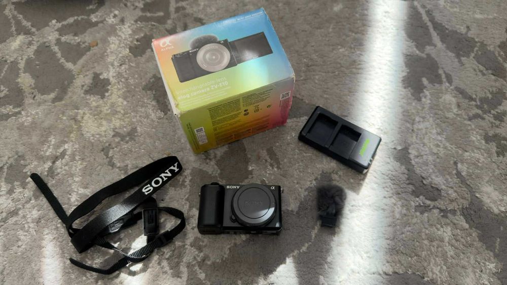 Sony Alpha ZV-E10 Camera Mirrorless pentru Vlogging 4K Body