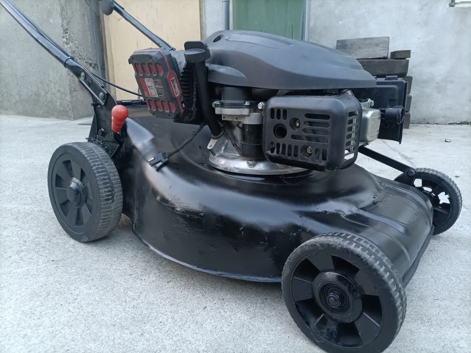 Vând mașina de tuns iarba pornire pe buton