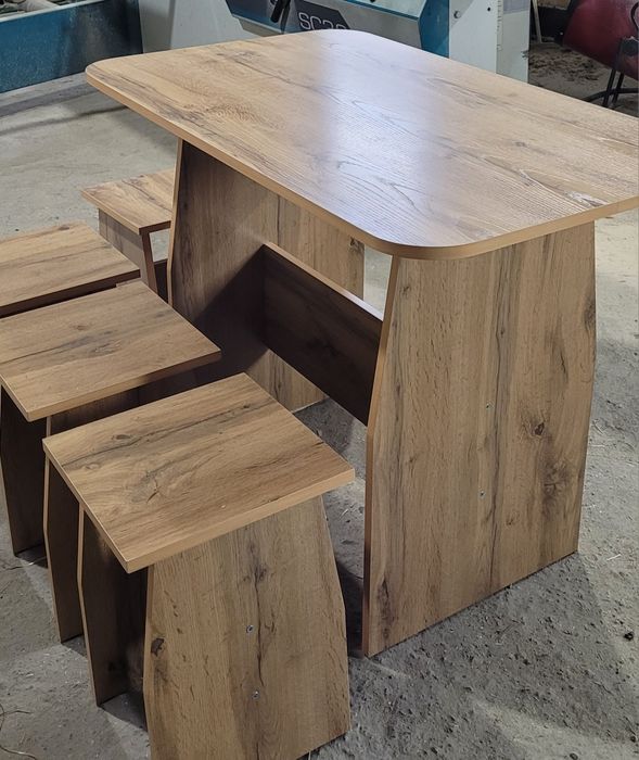 Кухонный стол и 4 табуретки