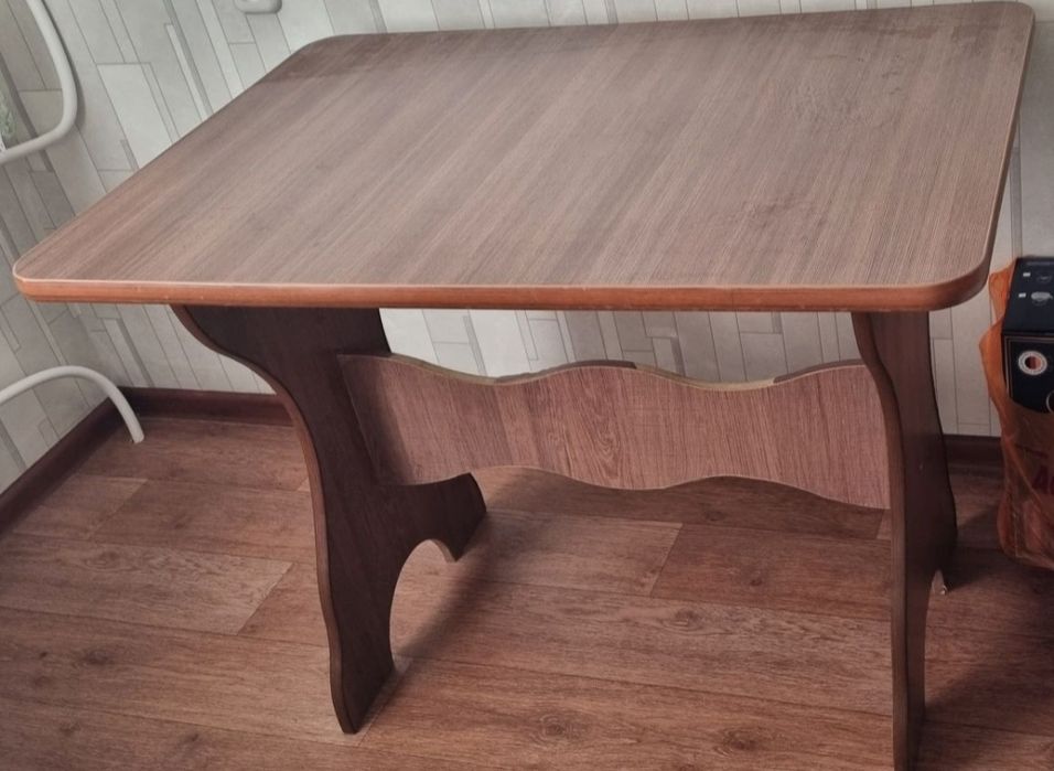 Продам стол обеденный