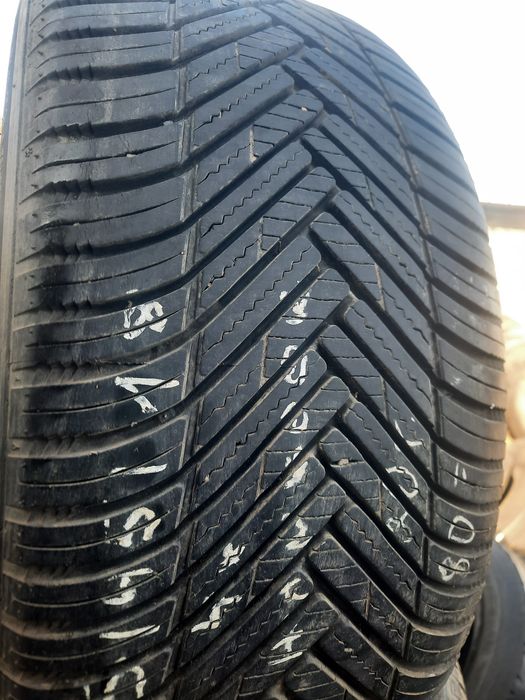 235/50/19;235/55/19 и 245/45/18  Всесезонни Гуми с борд
