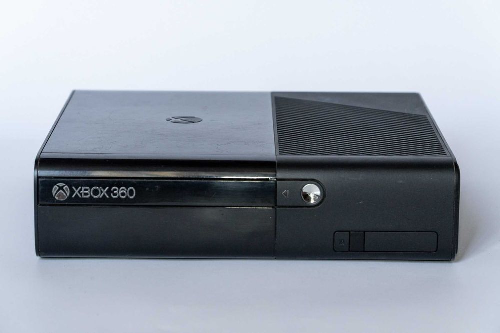 Продавам Xbox 360 E (Slim) 250GB Kinect, черен.
