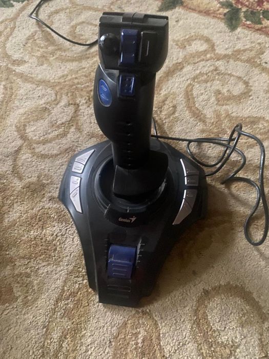 Продам игровой руль.