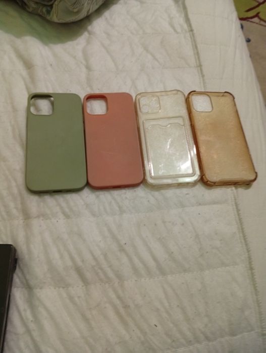 Vând 4 huse de iPhone 11