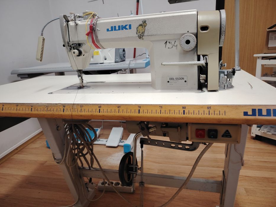 Mașina de cusut Juki