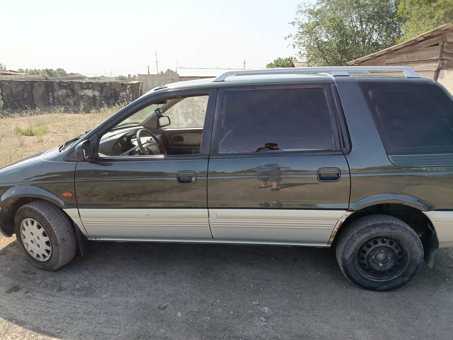 Mitsubishi space wagon