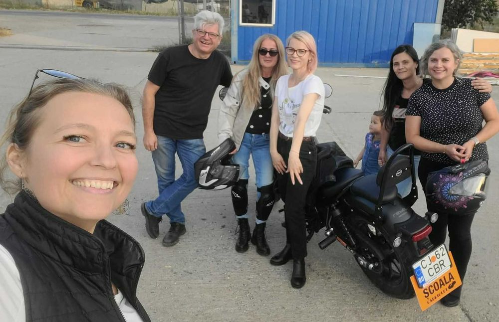 Scoala de soferi si MotoAcademia in Cluj pentru doamne, cursuri de la 18 sau weekend si poti castiga un autoturism cabriolet