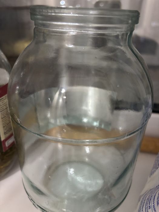 Продам 2 литровые банки.