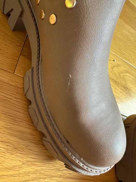 Бежови боти със златисто