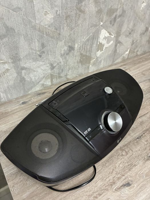 Магнитофон LG.