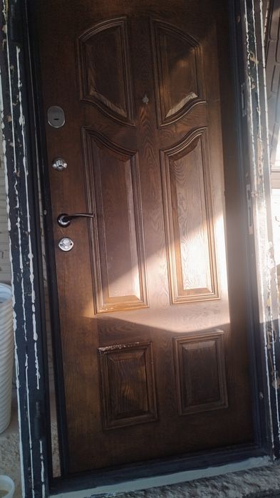 Продам входную металлическую дверь