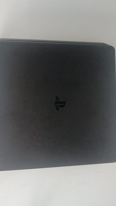 PS4 500GB + 1 manetă