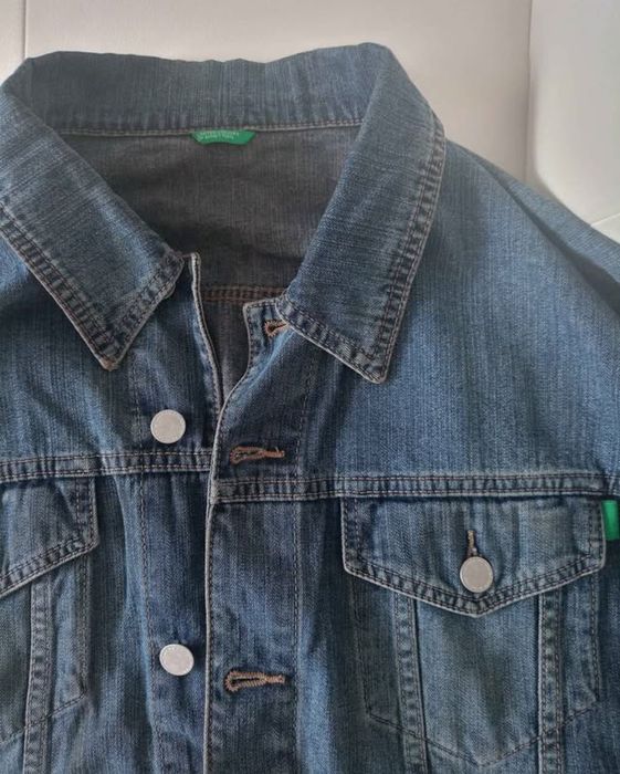 Vând geaca de blugi Benetton, produs de calitate superioara mărimea L.