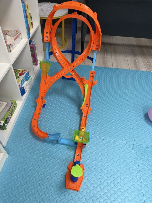 Jucarii Hotwheels - parcare mare si circuit