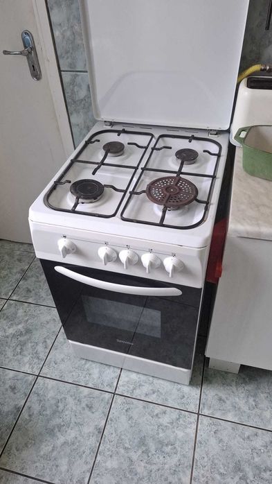 Aragaz cu patru ochiuri si cuptor pe gaz
