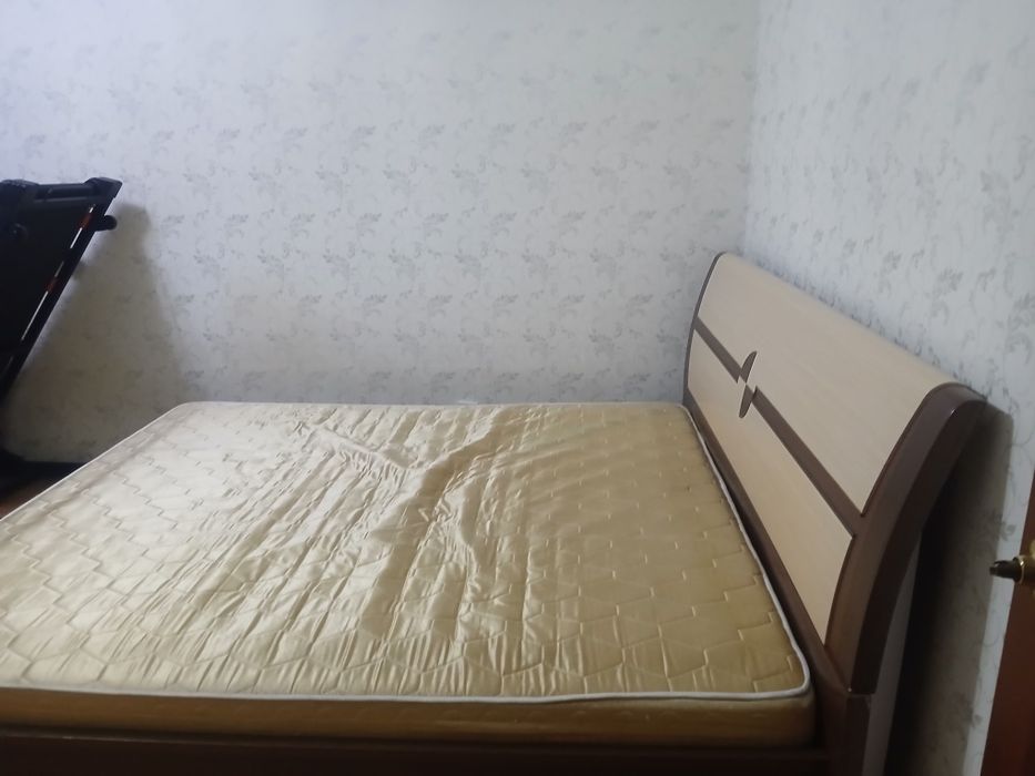 Кровать двухспальная вместе с матрасом