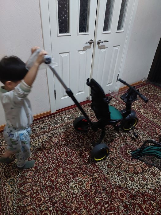 Велоколяска зеленного цвета.