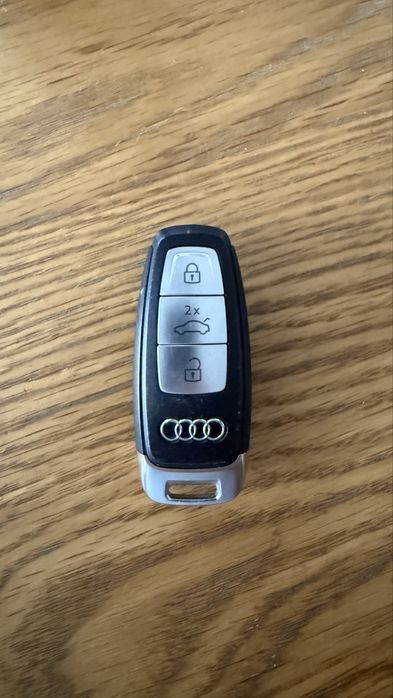 Huse cheie Audi cromate sau piele