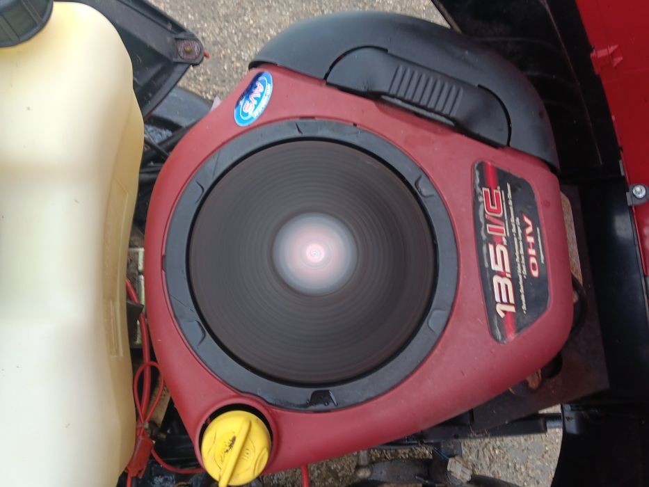 Tractoras de tuns iarba și gazon