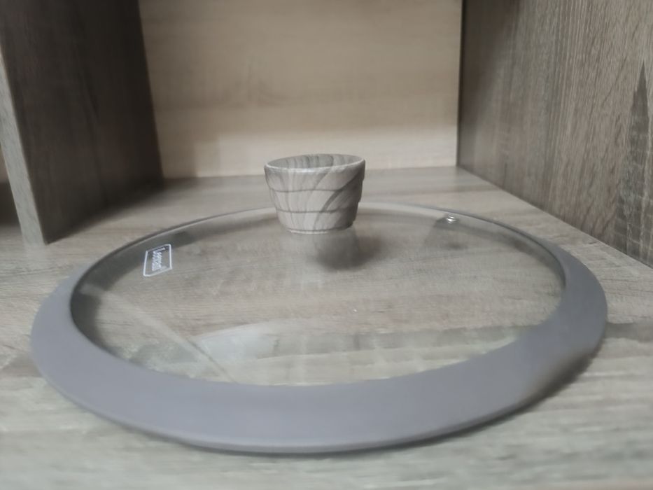 Стеклянная крышка d 26см.