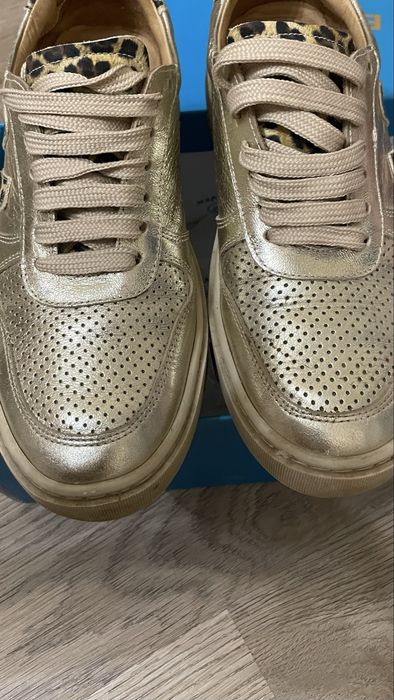 Женские кроссовки