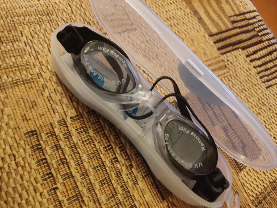 Очки для подводного плавания ,кейс,заглушки для ушей