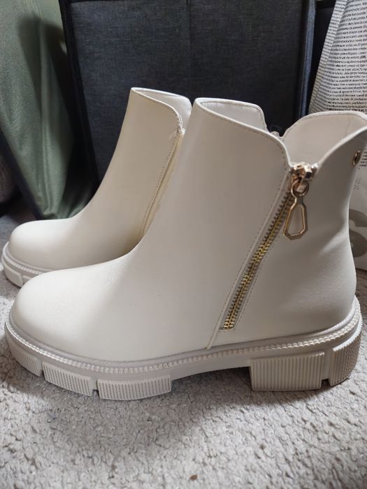 Дамски бежови боти